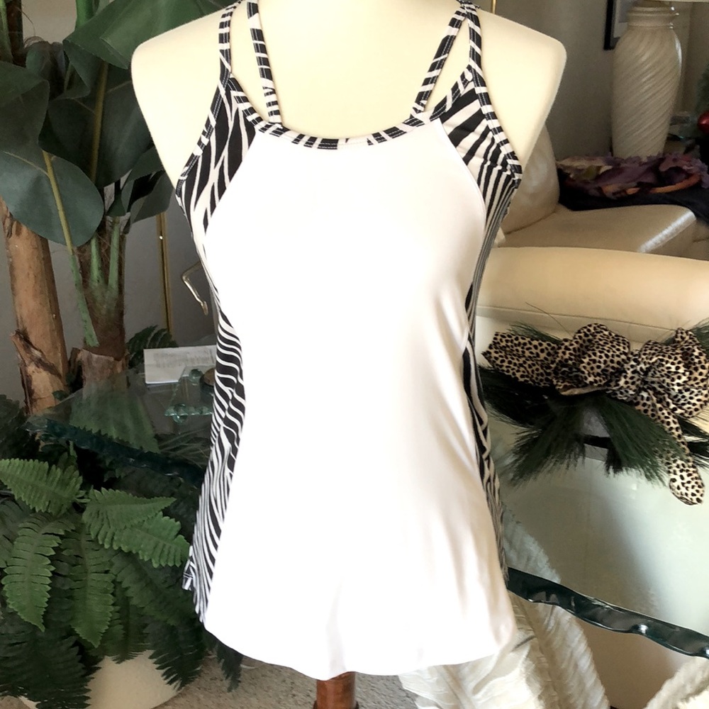 SZ XS STRAPPY TANK NWOT. RUNS LARGER